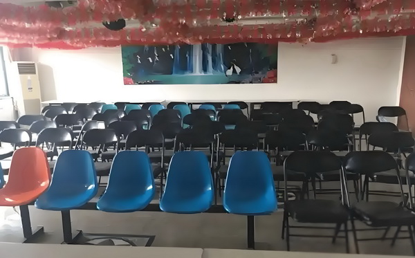 姜文被困在一个什么东西里